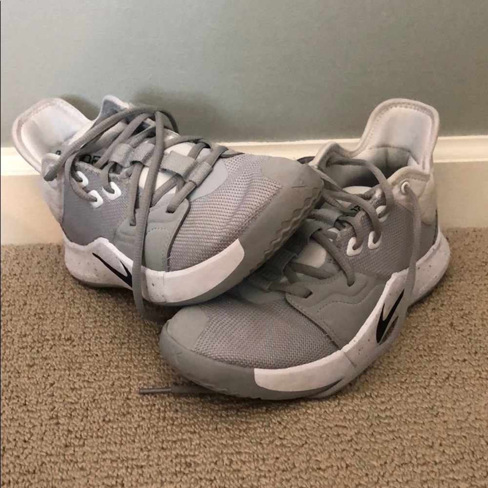 Basketball shoes